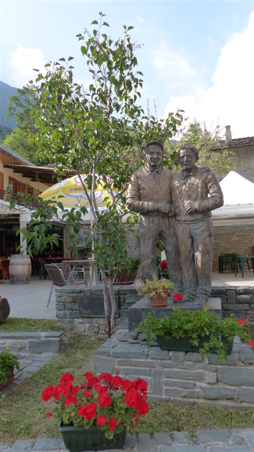Monumento ai fratelli Giriv...